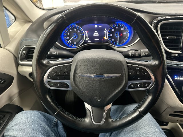 Used 2021 Chrysler Pacifica Touring-L FWD image 19