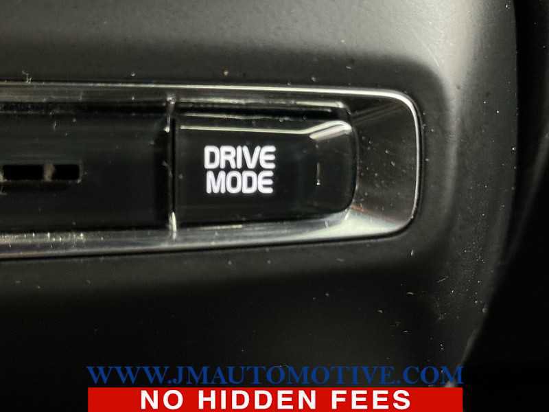 Used 2020 Volvo XC40 T5 R-Design image 37