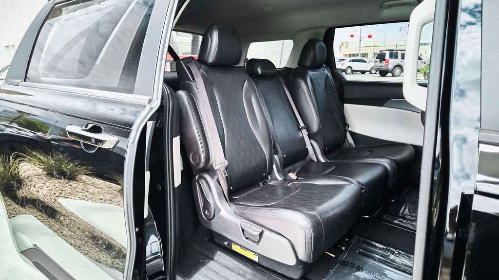 Used 2022 Kia Carnival LX FWD image 10