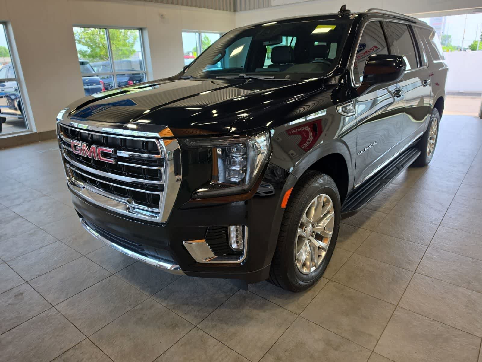 Used 2023 GMC Yukon XL SLT AWD/4WD image 2