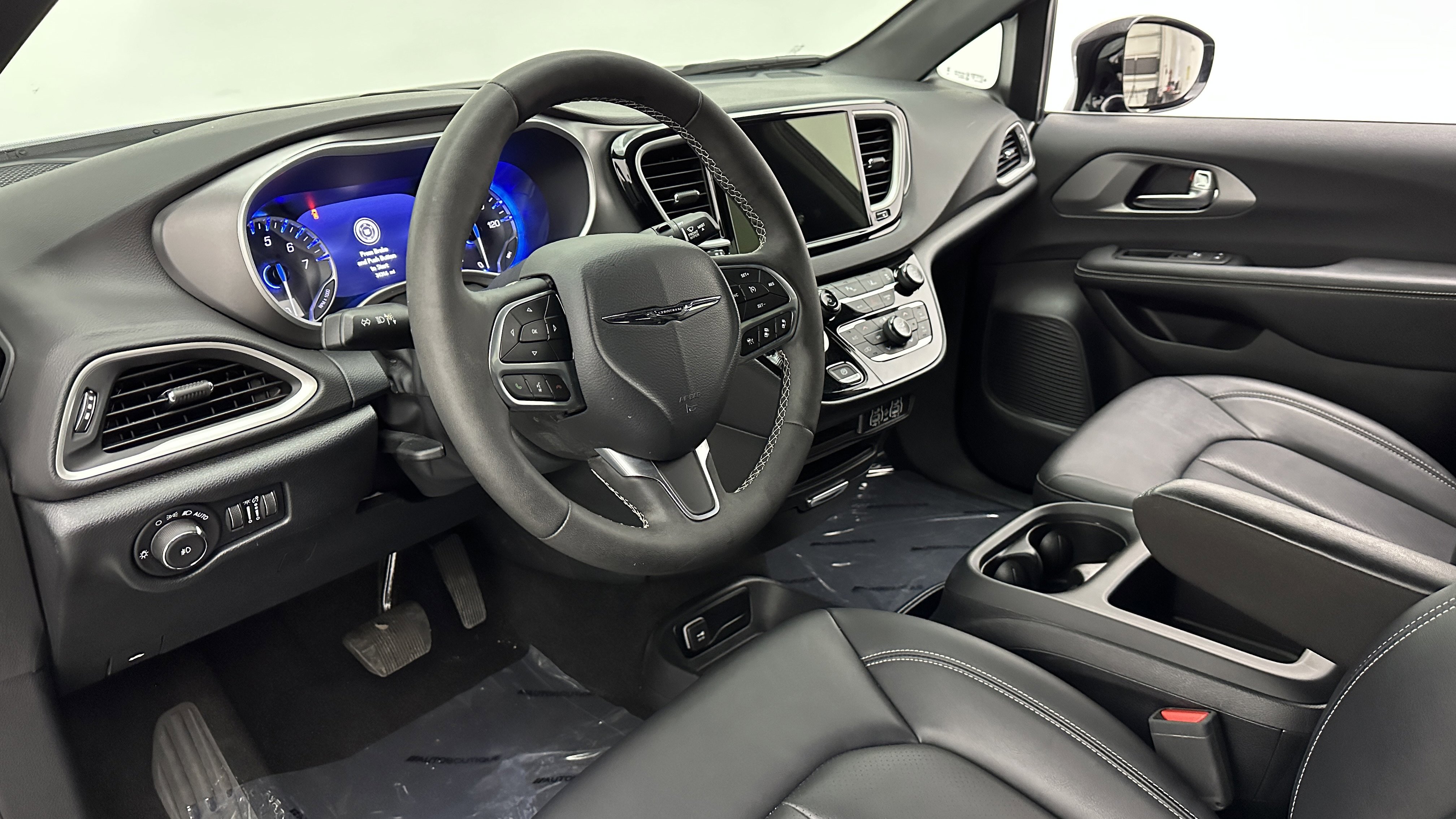 Used 2025 Chrysler Pacifica Select image 8