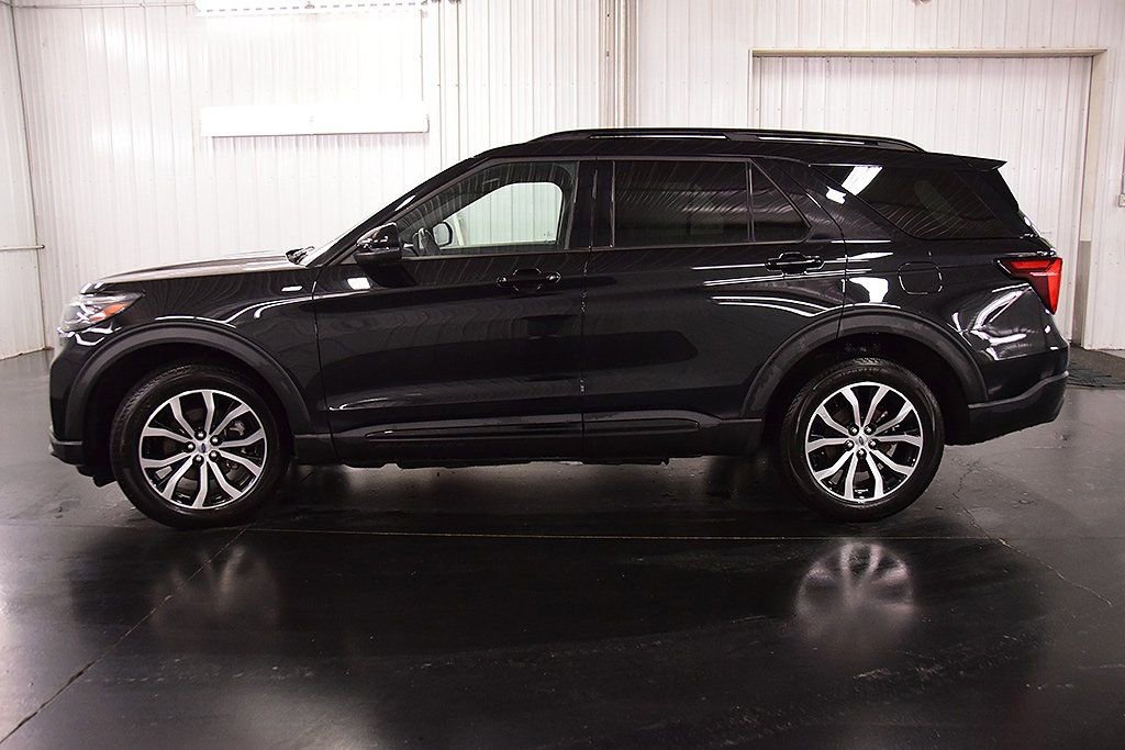 Used 2025 Ford Explorer ST-Line image 4