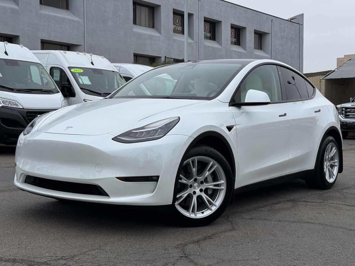 Used 2021 Tesla Model Y Long Range AWD/4WD image 2