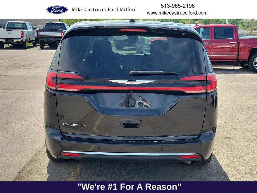 Used 2023 Chrysler Pacifica Touring-L FWD image 4