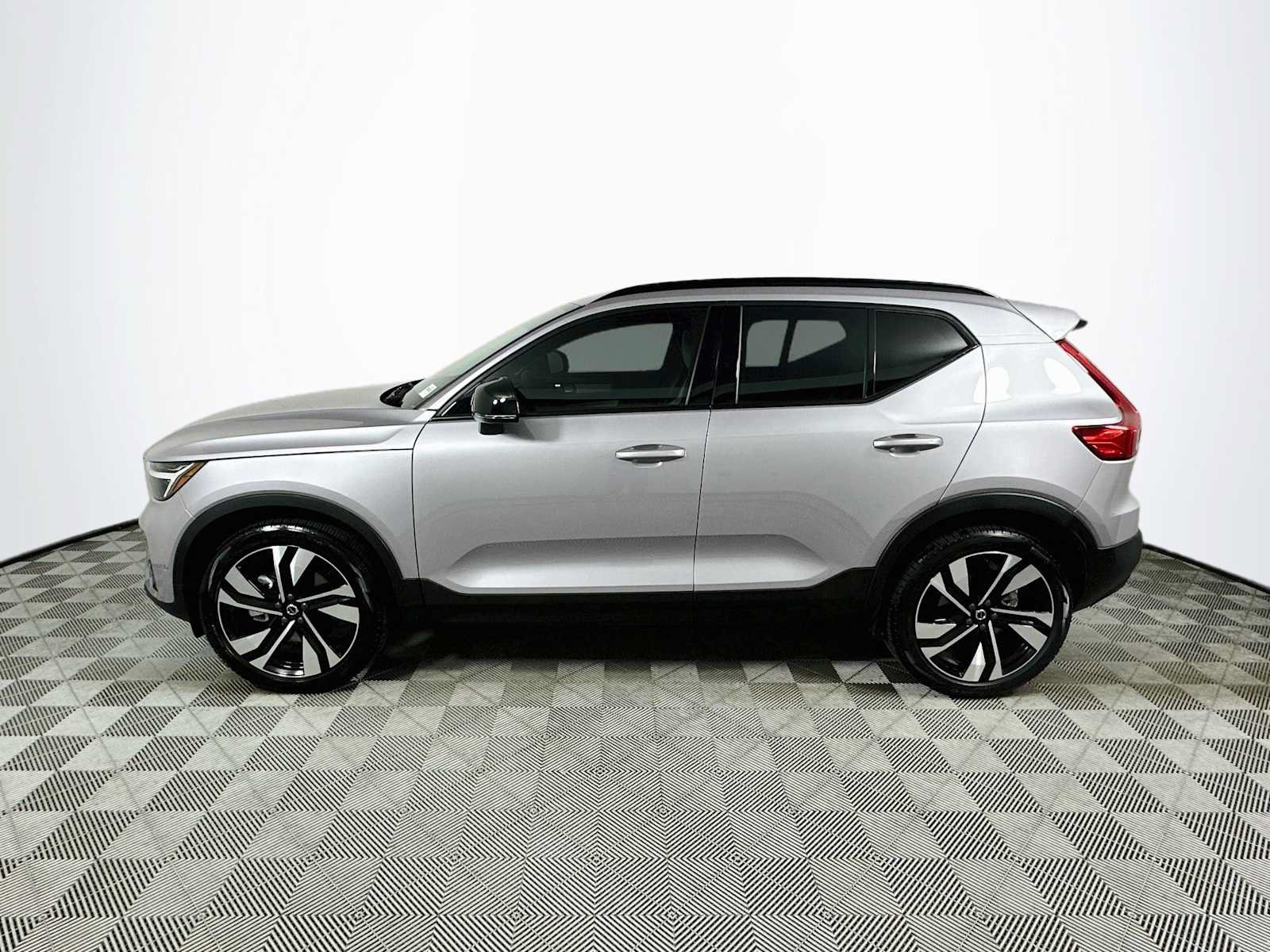 Used 2026 Volvo XC40 B5 Ultra w/ Climate Package AWD/4WD image 4