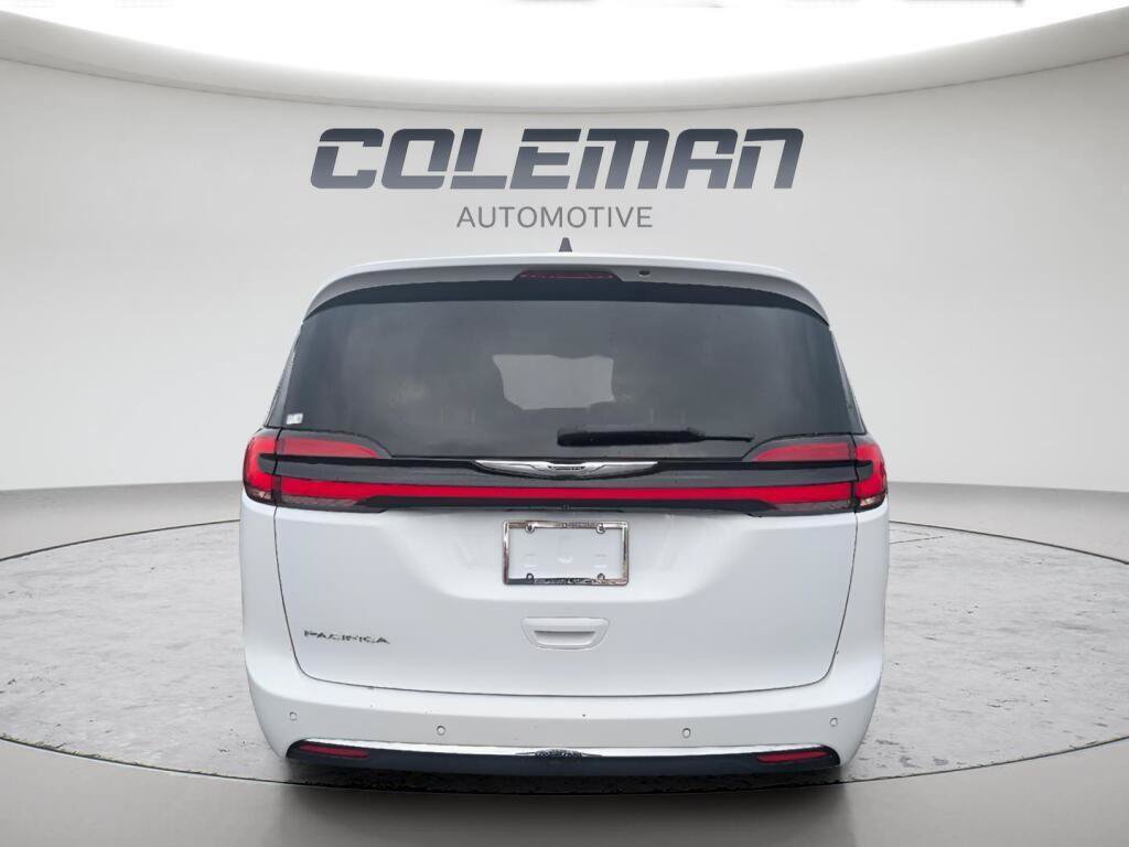 Used 2023 Chrysler Pacifica Touring-L FWD image 5