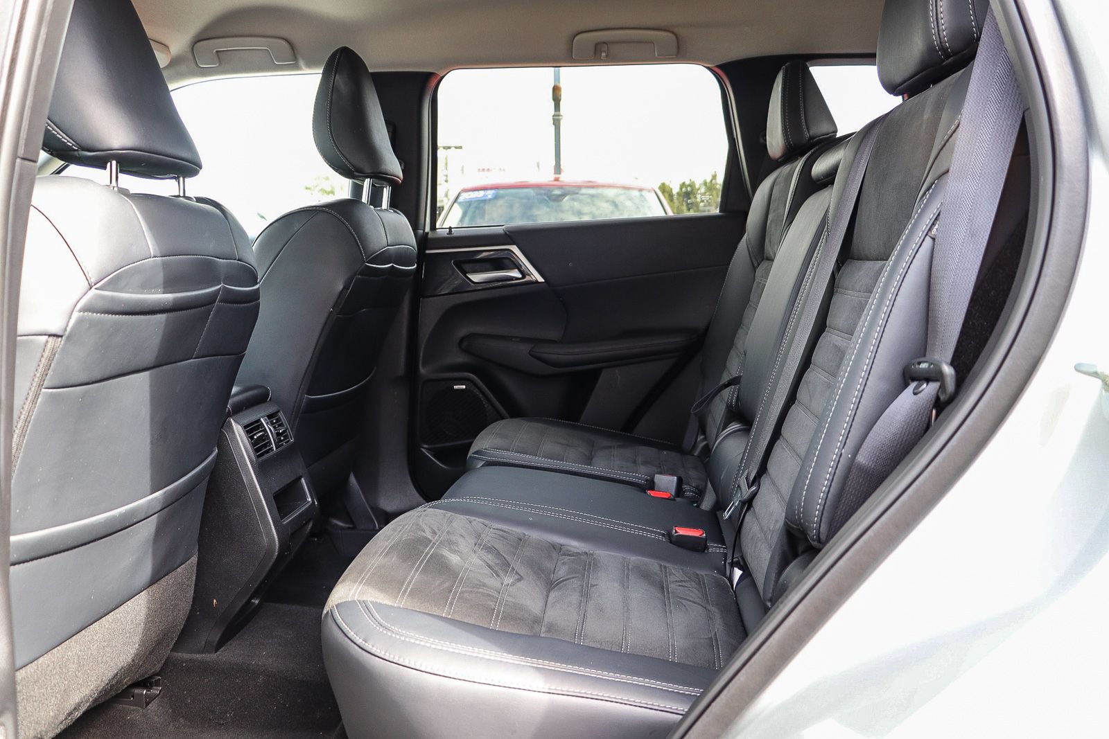 Used 2025 Mitsubishi Outlander SE FWD image 19