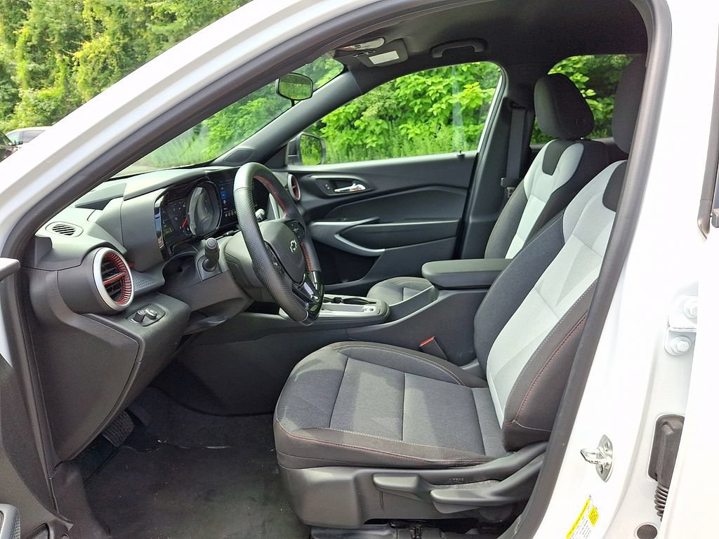 Used 2024 Chevrolet Trax RS FWD image 19