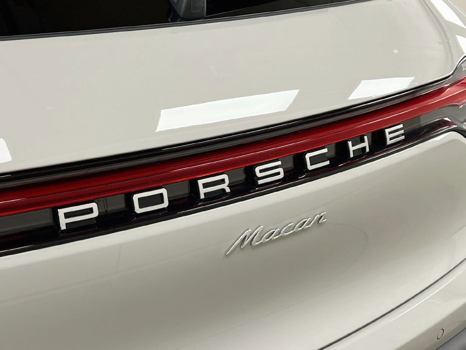 Certified 2025 Porsche Macan AWD/4WD image 34