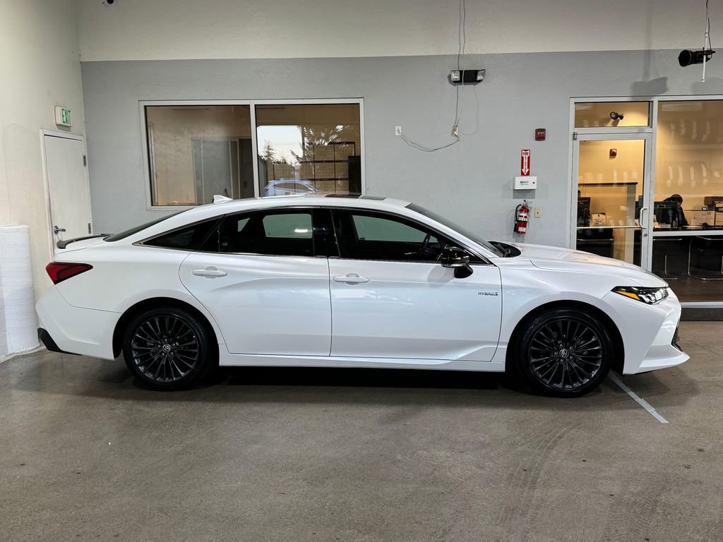 Used 2021 Toyota Avalon XSE image 4