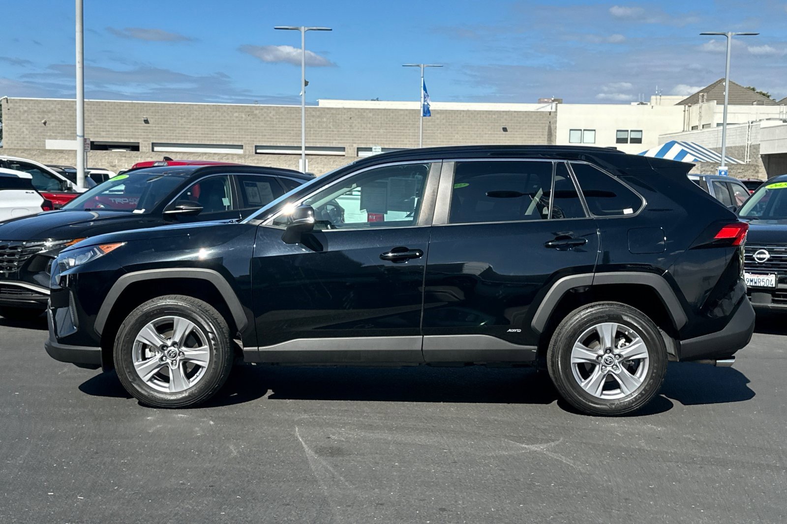 Used 2022 Toyota RAV4 LE image 6