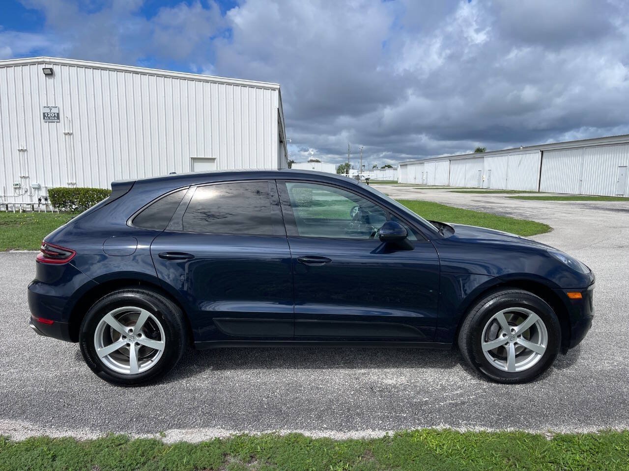 Used 2018 Porsche Macan AWD/4WD image 27