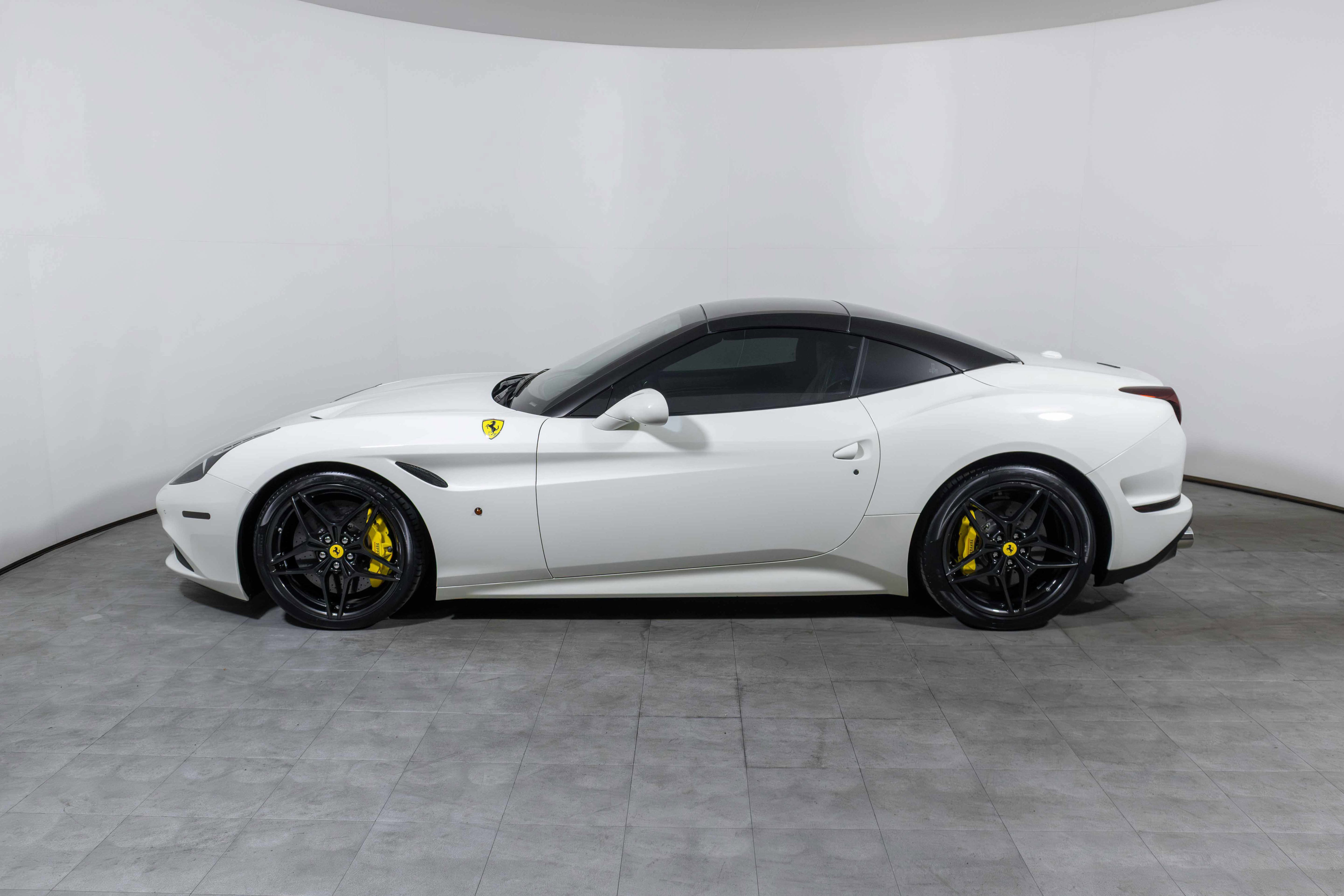 Certified 2016 Ferrari California T image 14