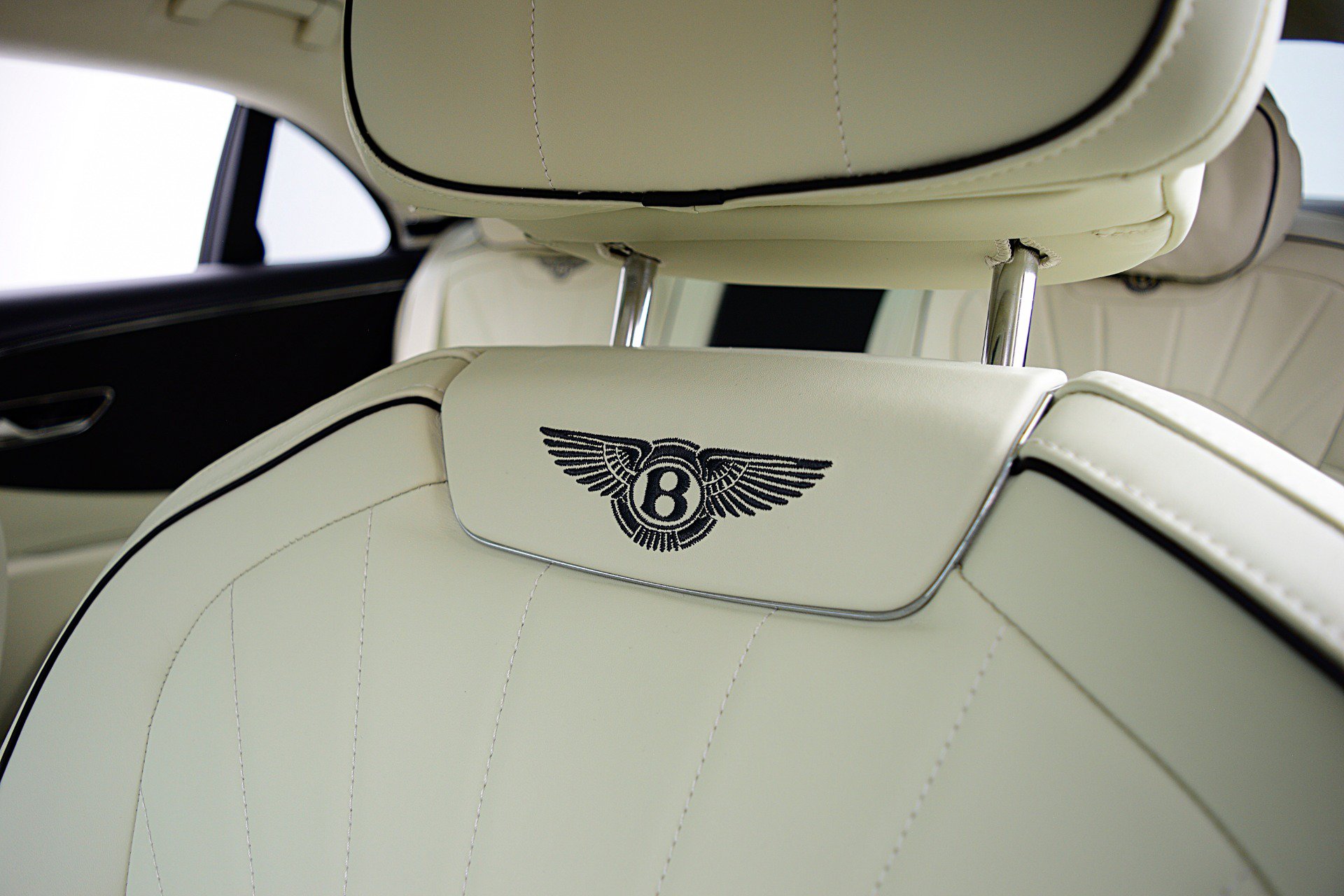 Used 2024 Bentley Flying Spur Azure AWD/4WD image 29