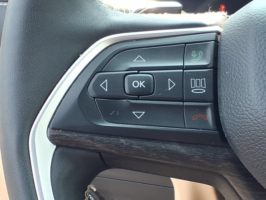 Certified 2025 Jeep Grand Cherokee L Limited w/ Luxury Tech Group II AWD/4WD image 11