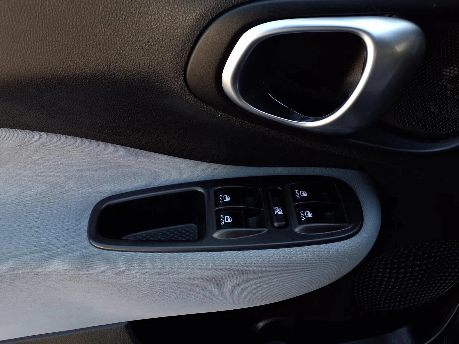 Used 2014 FIAT 500L Easy FWD image 12