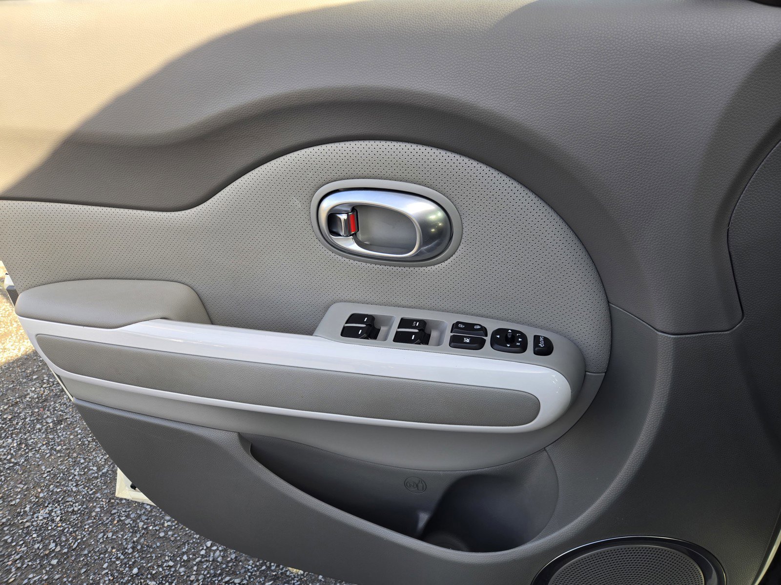 Used 2017 Kia Soul EV + w/ Sun & Fun Package image 26