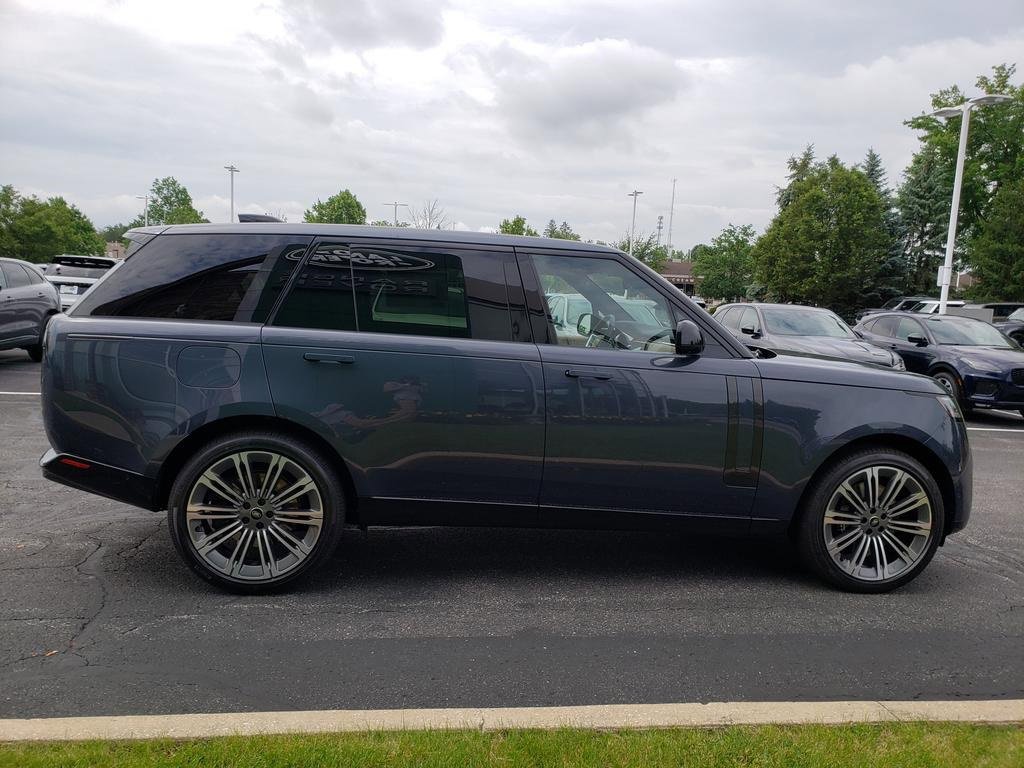 New 2025 Land Rover Range Rover Long Wheelbase SE image 4