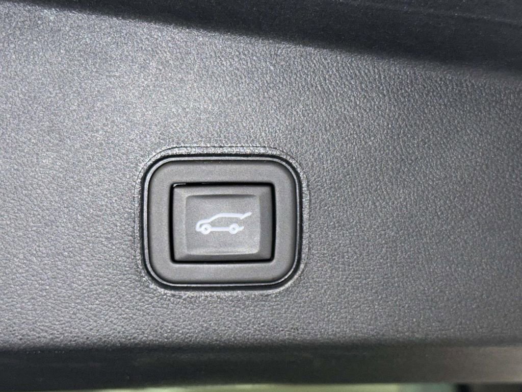 Used 2025 Cadillac Lyriq Sport AWD/4WD image 18