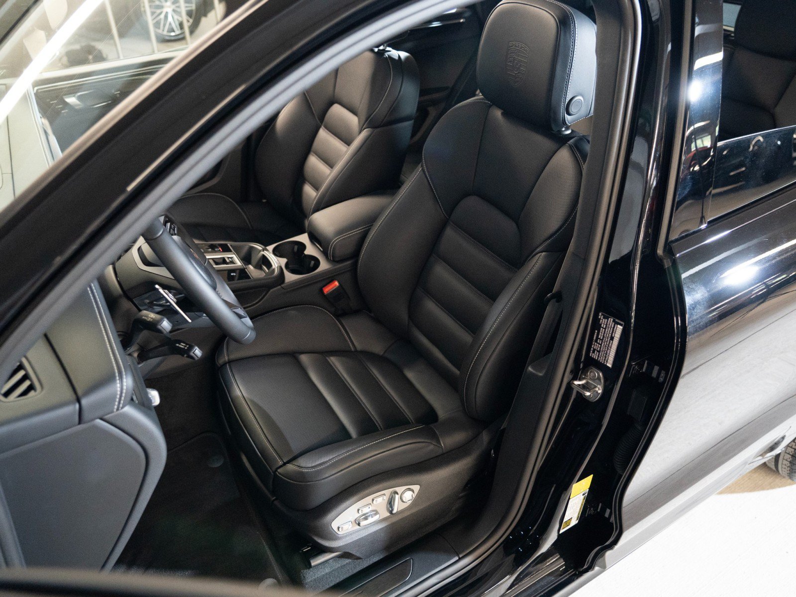 Certified 2025 Porsche Macan Turbo AWD/4WD image 5