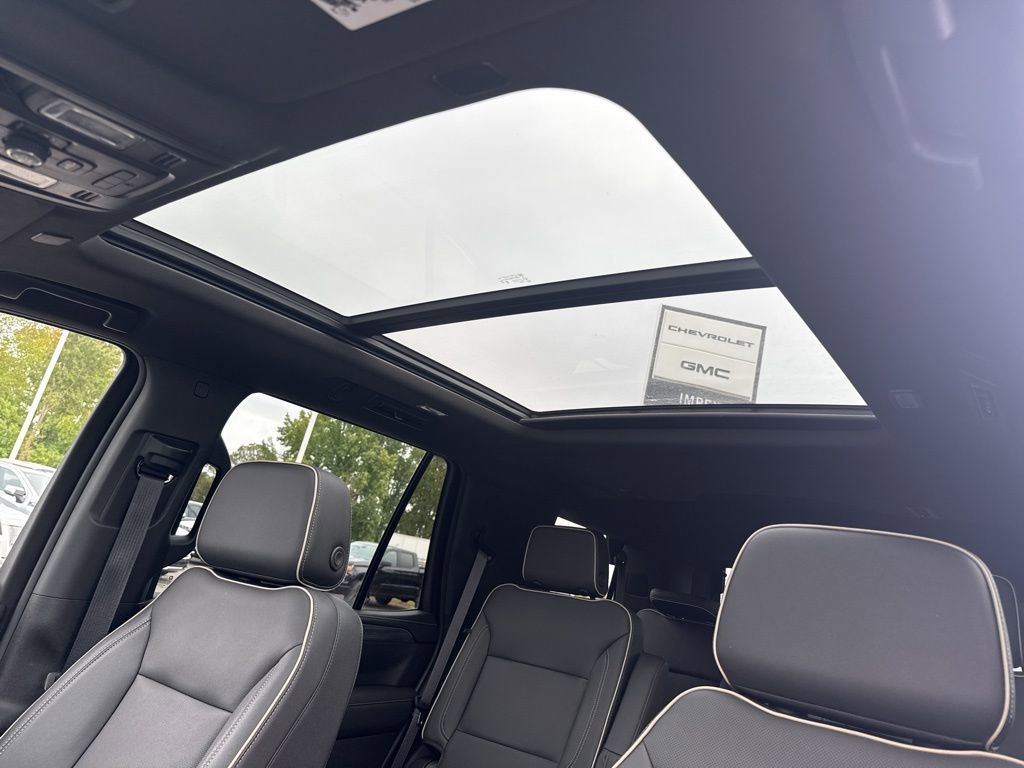 Used 2023 GMC Yukon SLT w/ SLT Premium Package image 11