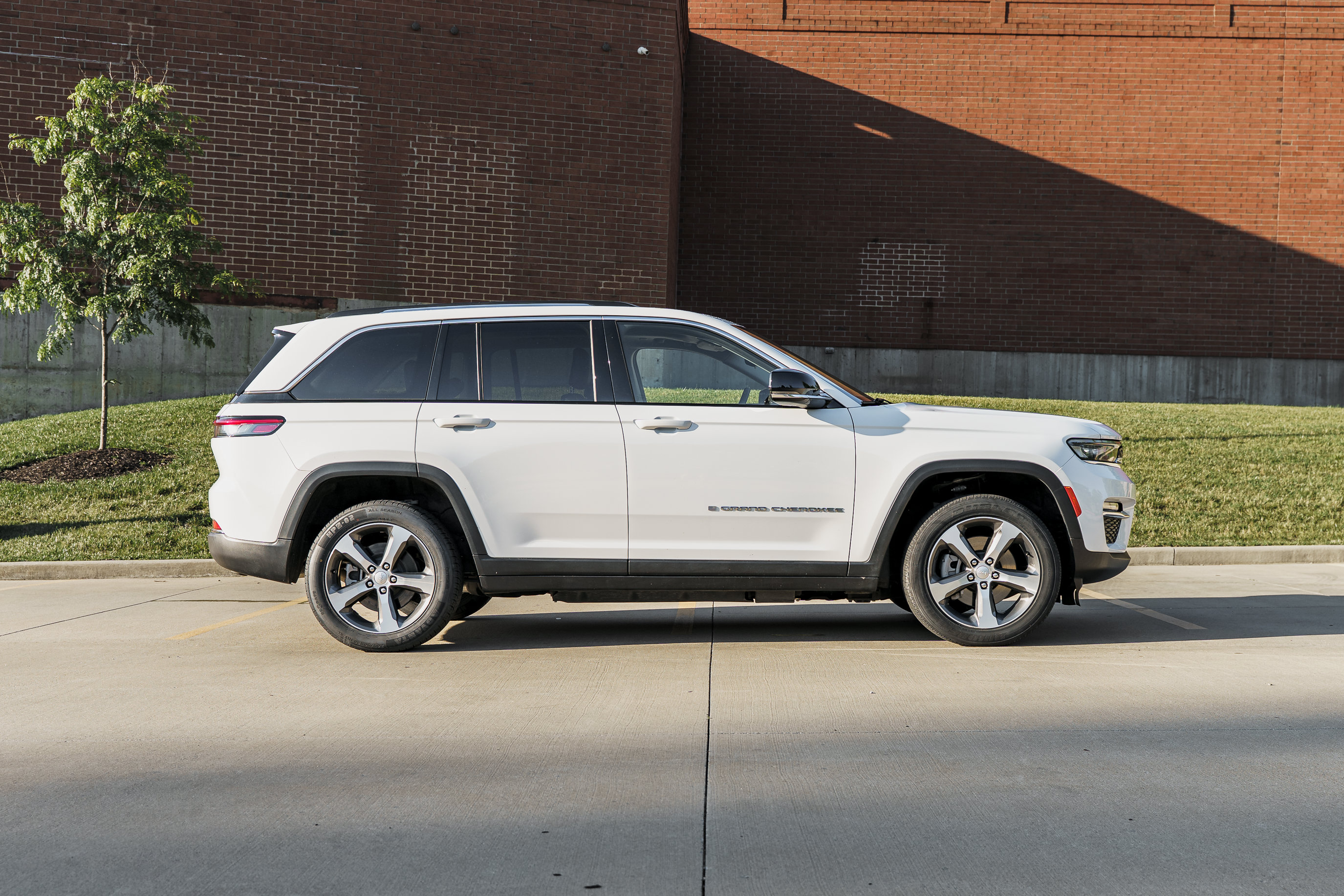 Used 2023 Jeep Grand Cherokee 4WD 4xe image 3