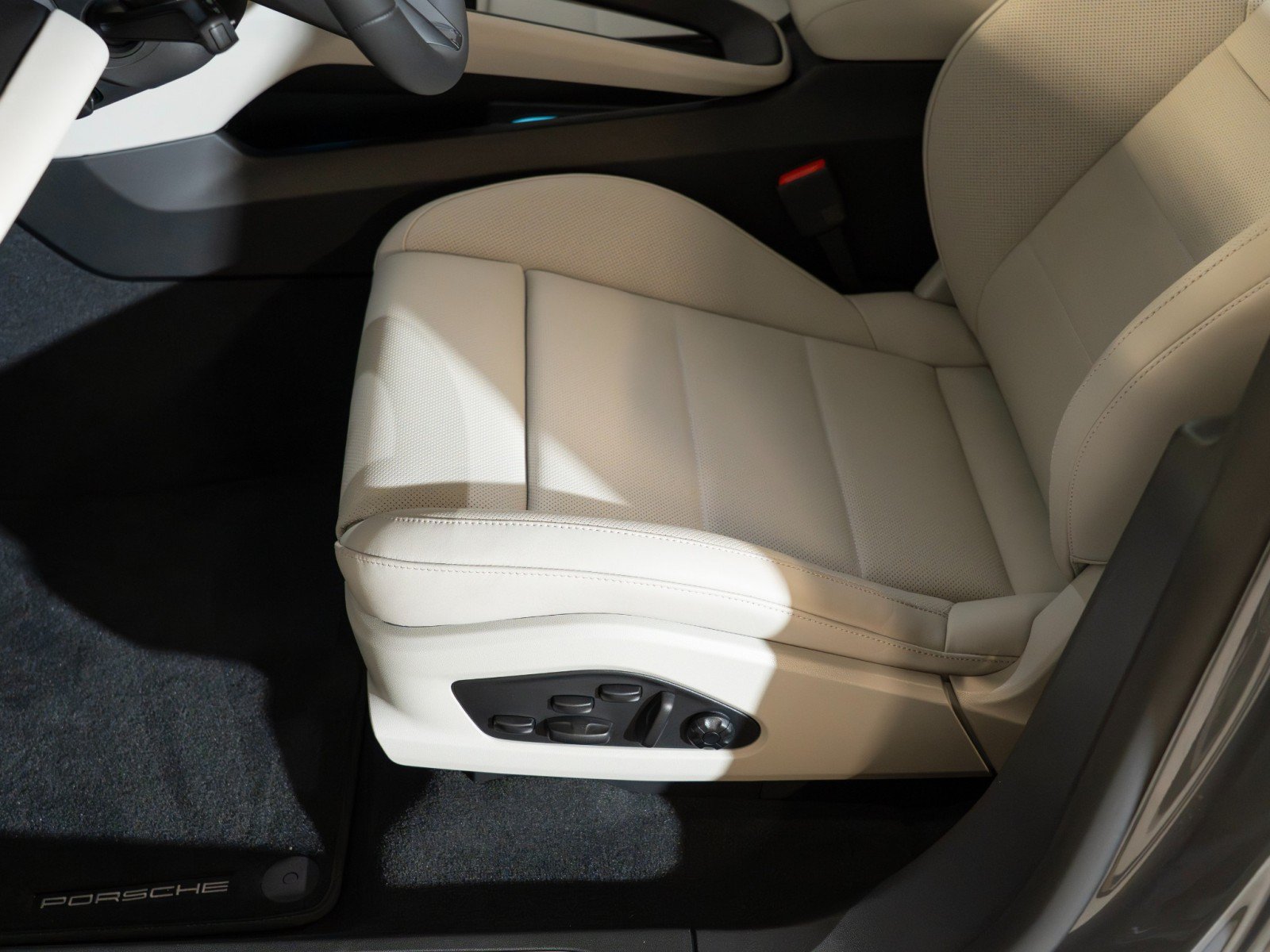 New 2026 Porsche Macan 4 Electric AWD/4WD image 16