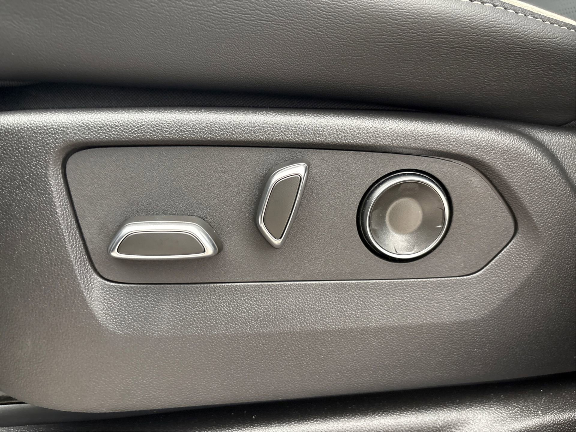 New 2025 Cadillac Escalade ESV Sport w/ Touring Package image 32