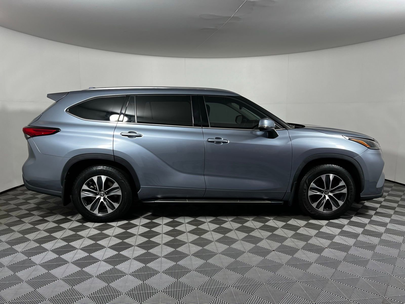 Used 2021 Toyota Highlander XLE FWD image 4