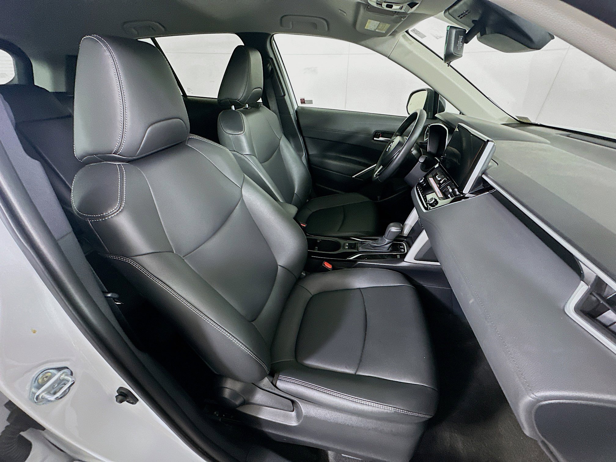 Used 2025 Toyota Corolla Cross XLE image 30