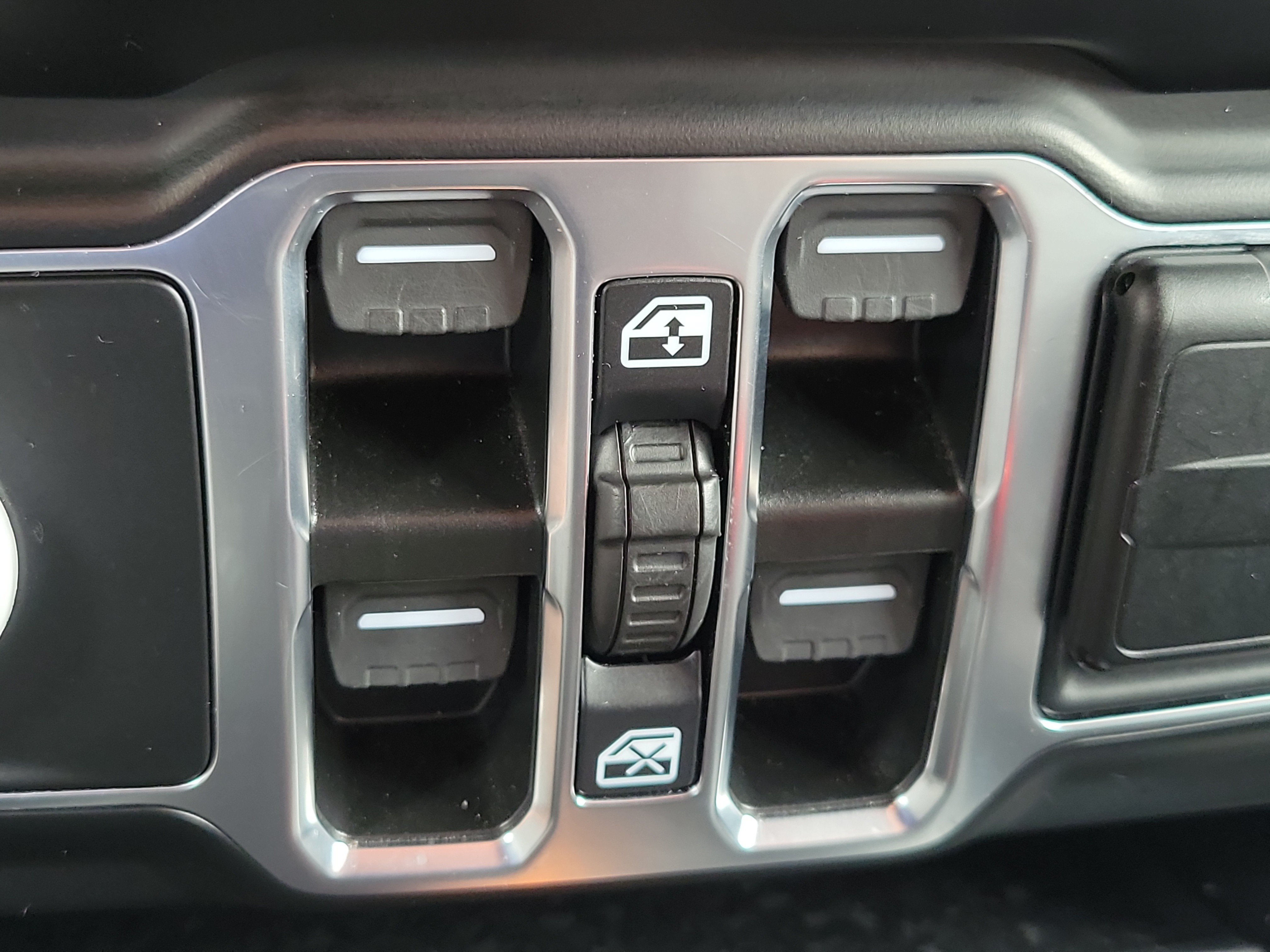 Used 2021 Jeep Wrangler Unlimited Sahara AWD/4WD image 22