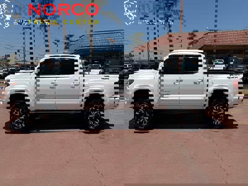 Used 2018 Toyota Tacoma TRD Sport w/ Technology Package image 5