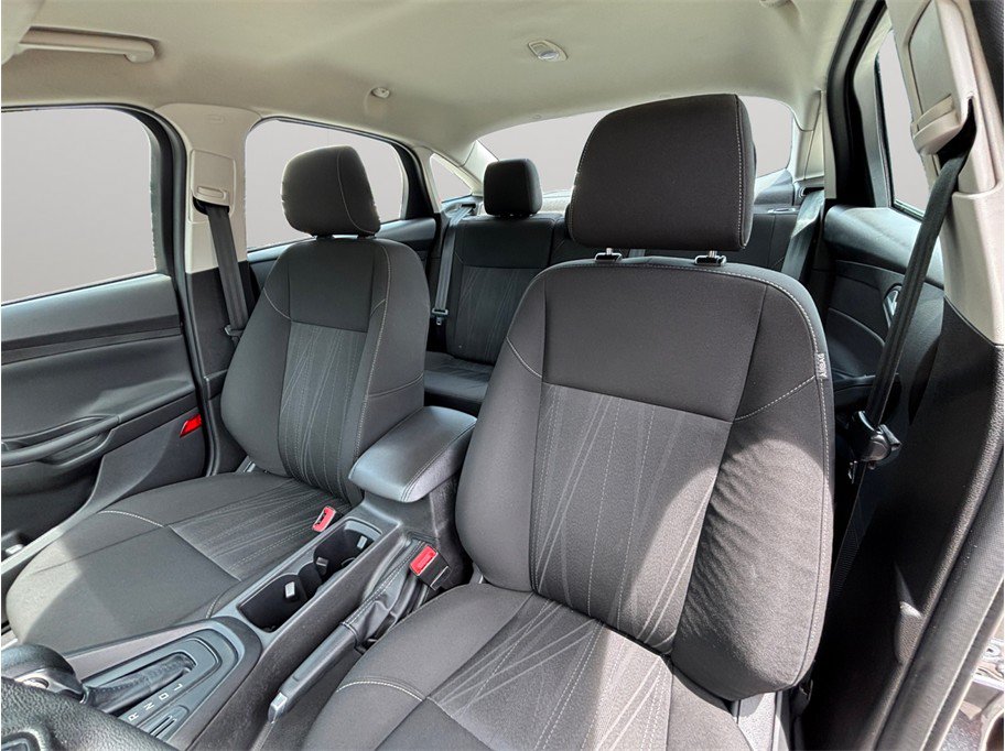 Used 2018 Ford Focus SE FWD image 14