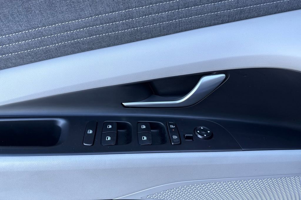 Used 2025 Hyundai Elantra Limited image 8