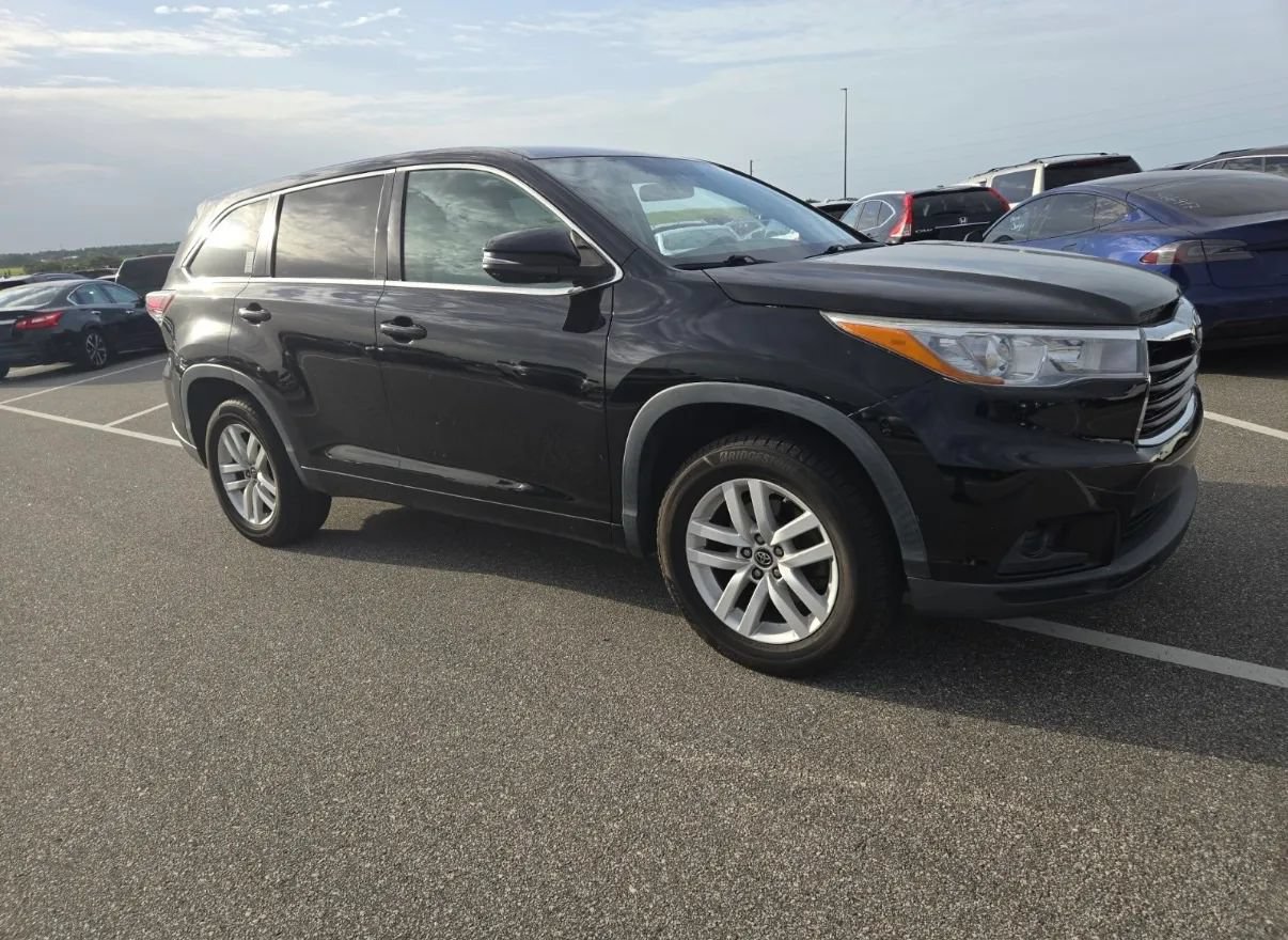 Used 2016 Toyota Highlander LE FWD image 2
