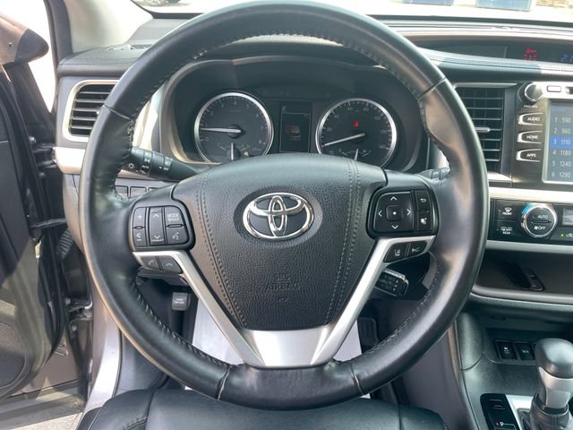 Used 2017 Toyota Highlander XLE w/ Protection Package #3 AWD/4WD image 25