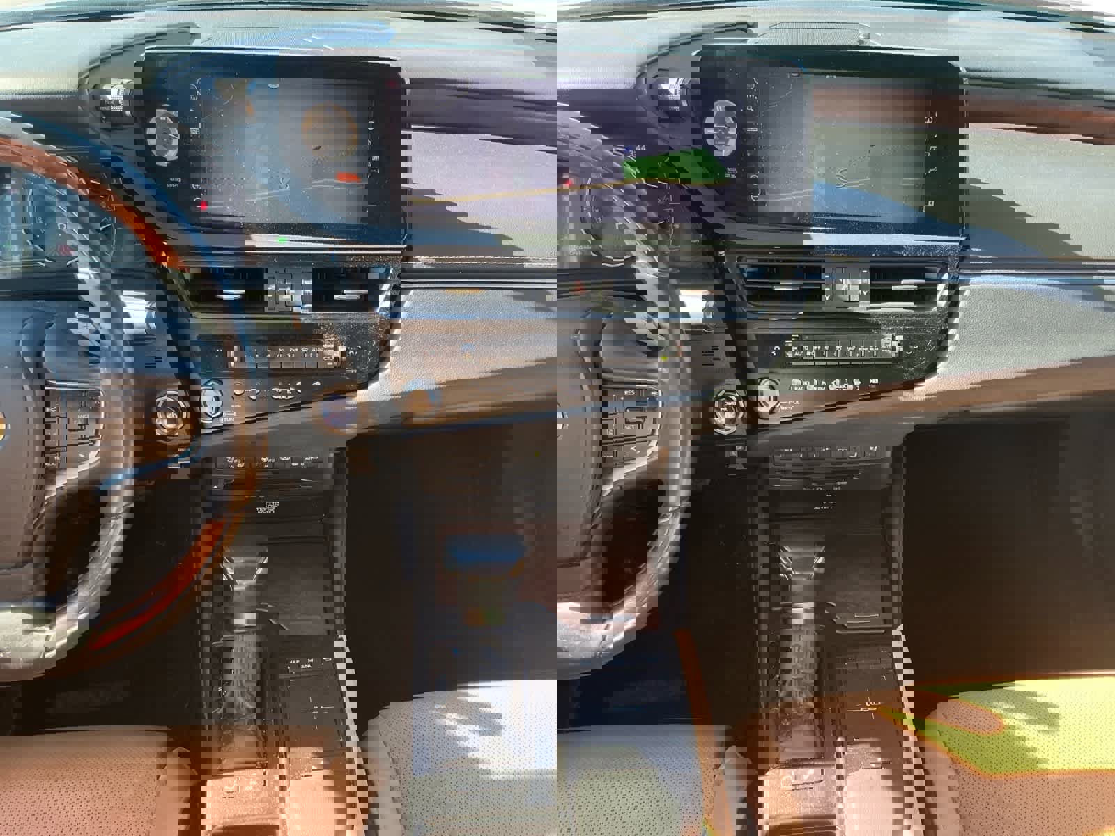 Used 2022 Lexus ES 300h w/ Luxury Package image 11