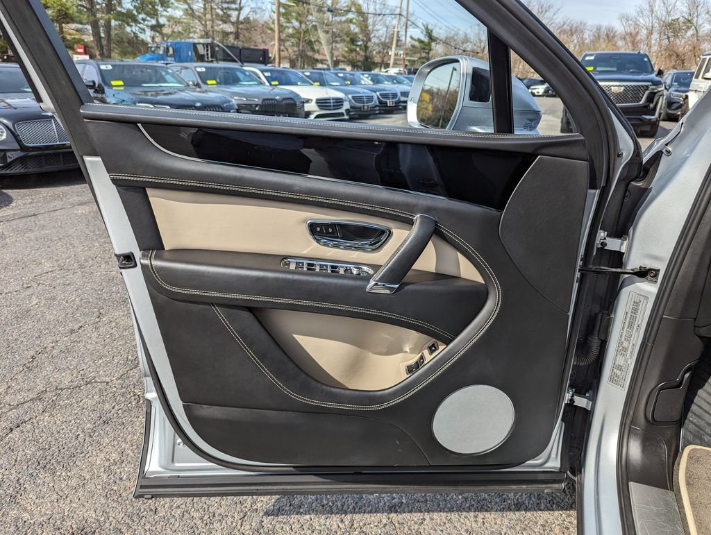 Used 2018 Bentley Bentayga AWD/4WD image 11