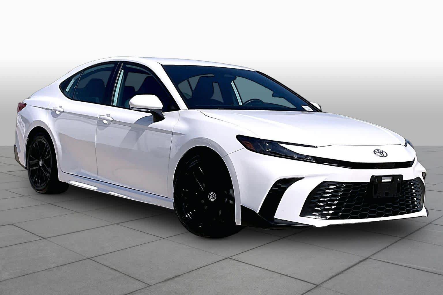 Used 2025 Toyota Camry SE FWD image 3