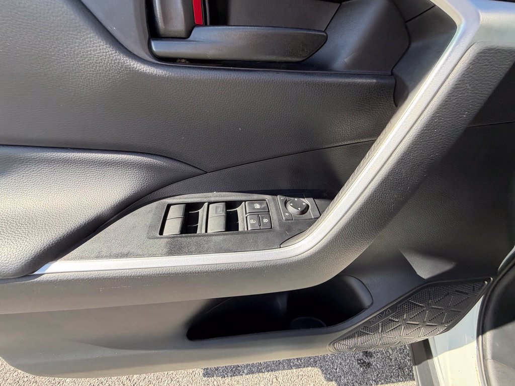 Used 2024 Toyota RAV4 LE AWD/4WD image 15