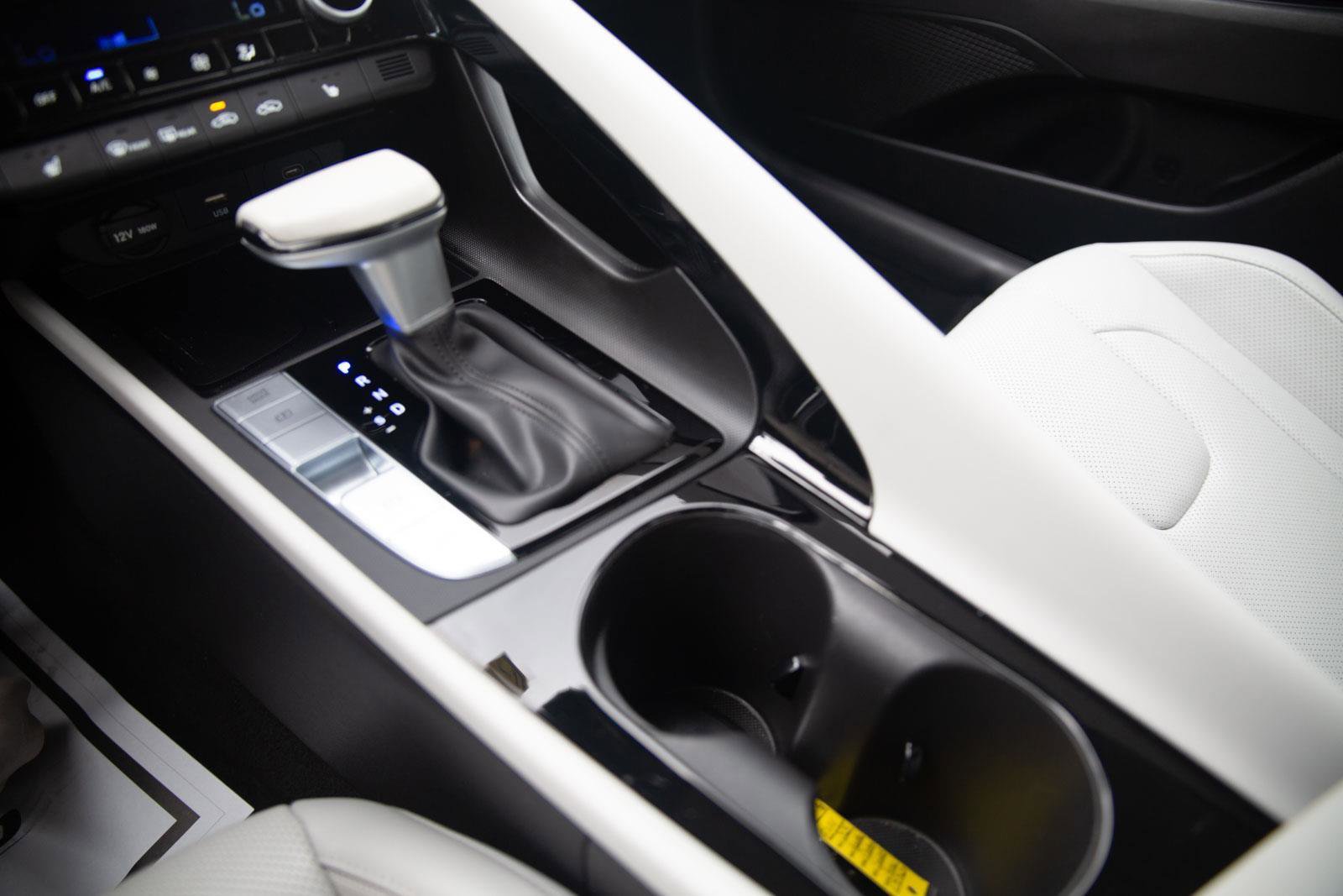 Used 2025 Hyundai Elantra Limited image 16