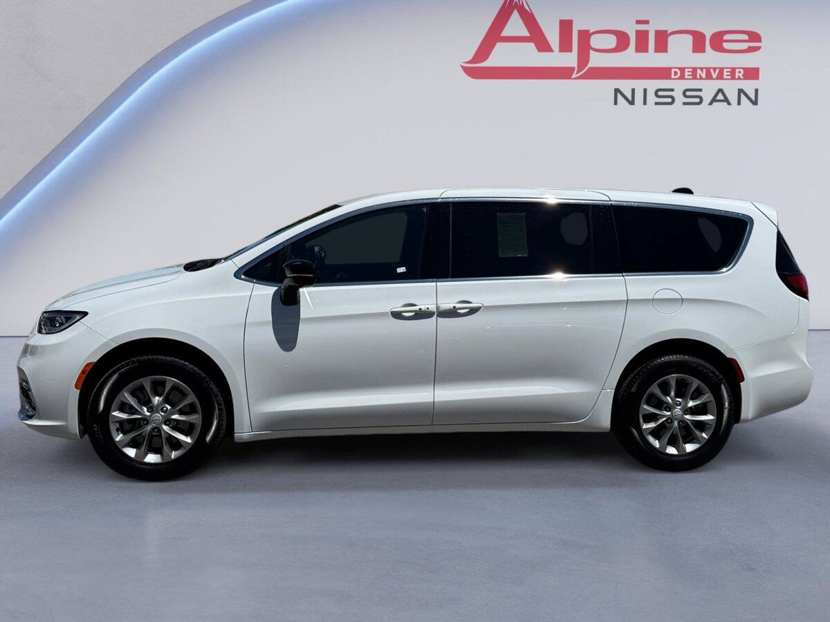 Used 2026 Chrysler Pacifica Limited AWD/4WD image 2