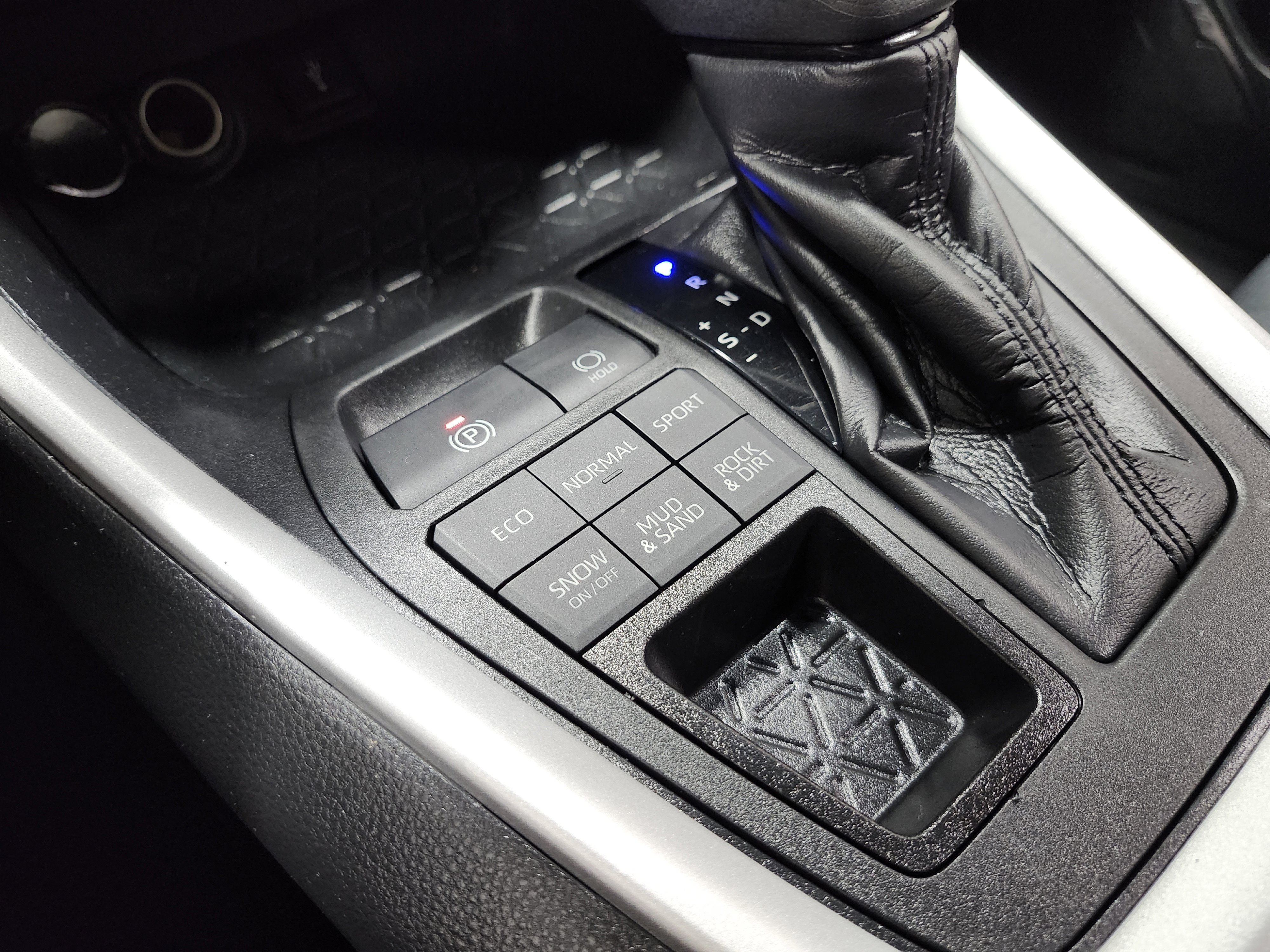 Used 2020 Toyota RAV4 XLE w/ All Weather Liner Package image 10