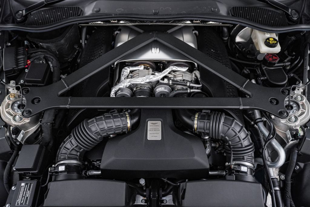 Used 2023 Aston Martin V8 Vantage Coupe RWD image 38