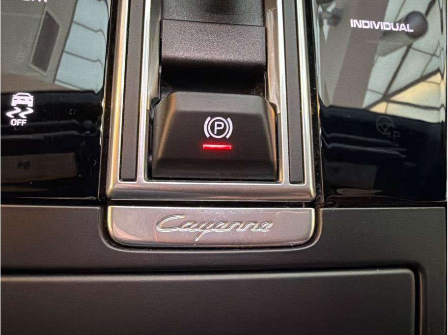 Used 2020 Porsche Cayenne AWD/4WD image 30
