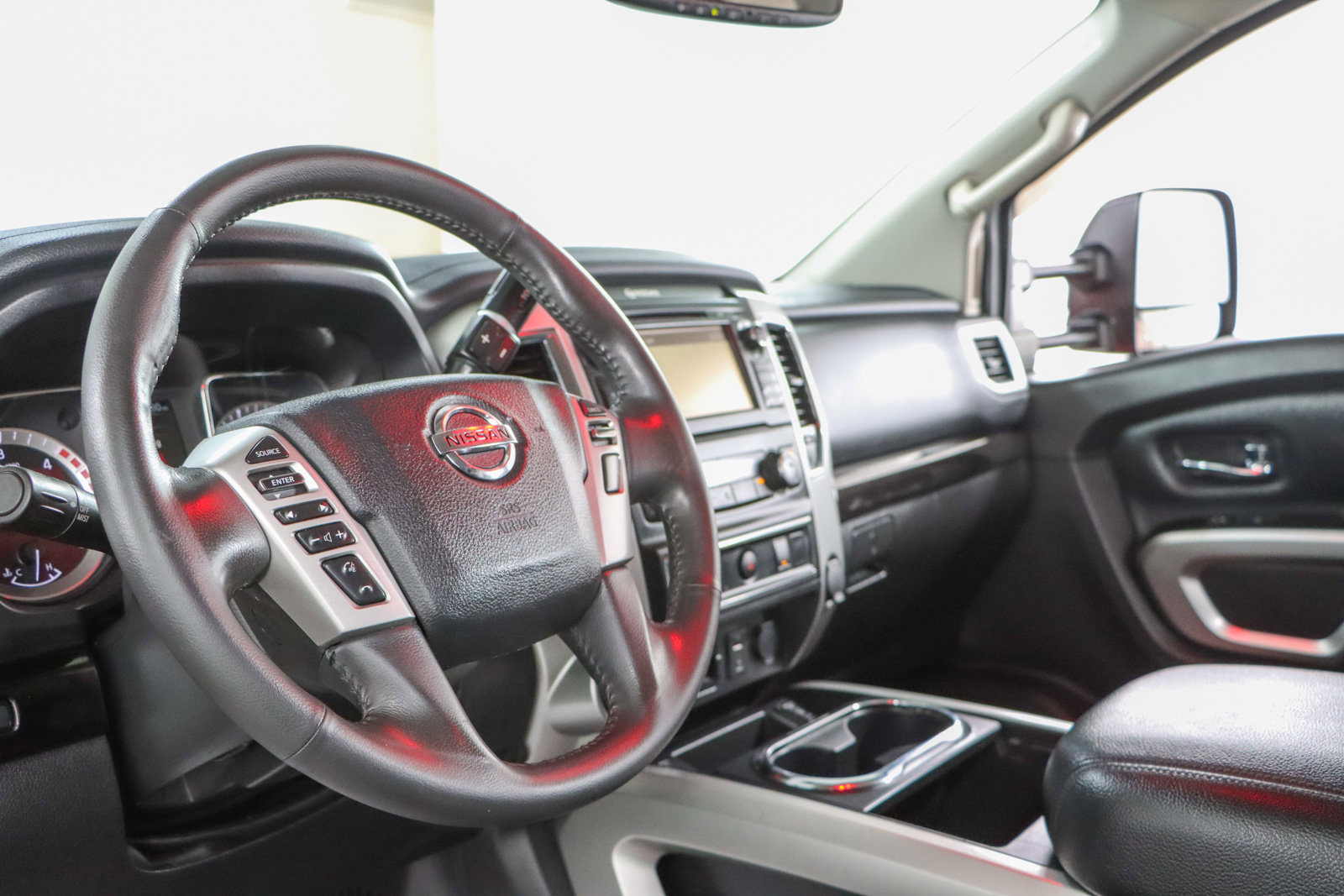 Used 2017 Nissan Titan SV AWD/4WD image 24