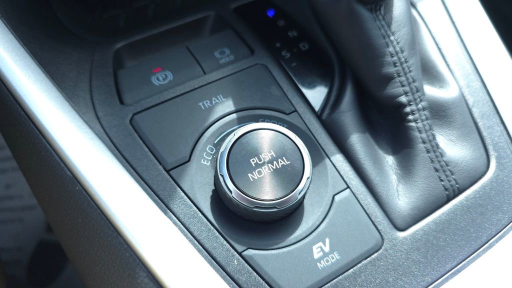 Used 2025 Toyota RAV4 XLE AWD/4WD image 35