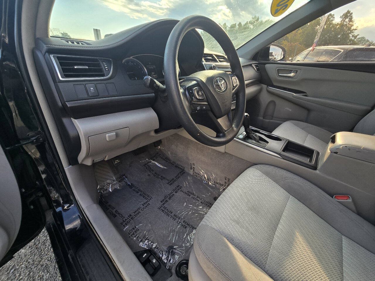 Used 2017 Toyota Camry LE FWD image 19