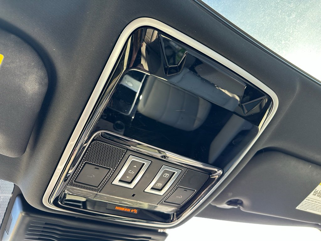 Used 2023 Land Rover Range Rover Velar R-Dynamic S image 21