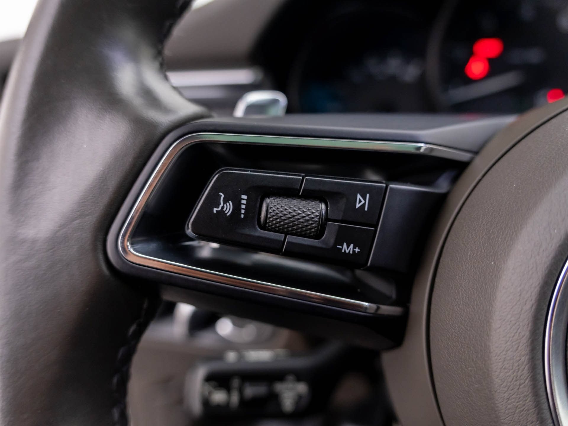 Certified 2023 Porsche Macan AWD/4WD image 33